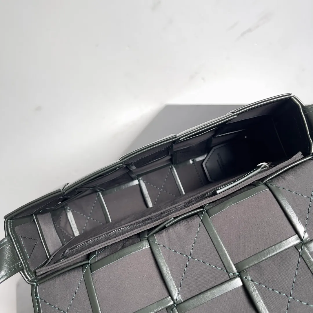 Batch 1680 𝒃𝒐𝒕𝒕𝒆𝒈𝒂 𝒗𝒆𝒏𝒆𝒕𝒂-New style 𝒄𝒂𝒔𝒔𝒆𝒕𝒕𝒆 The new cassette is really for both men and women 🉑️, the leather surface is changed from lamb to waxed calfskin, the gloss is 💯, the shoulder straps are matched with classic triangle elements, exquisite and fashionable, a street photography artifact (ps: super practical‼️) 🌈Only the highest-end in the market, welcome to compare Size: 23*15*5cm.      Model: 667298